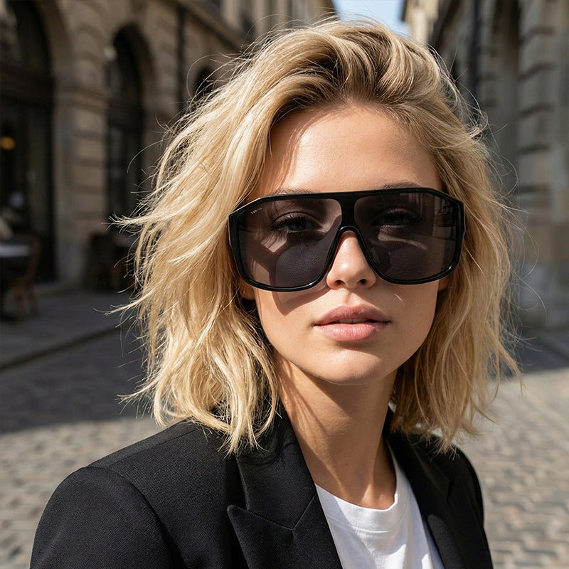 Dame Modische Oversized-solbriller i futuristisk design Skanto