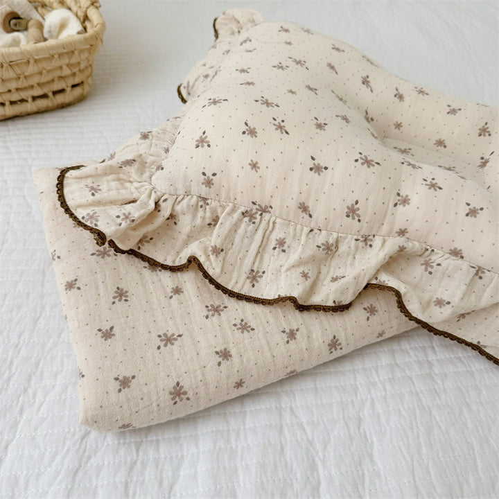 Unisex Musselinteppe med delikat blomsterdesign og elegante volanger Skanto