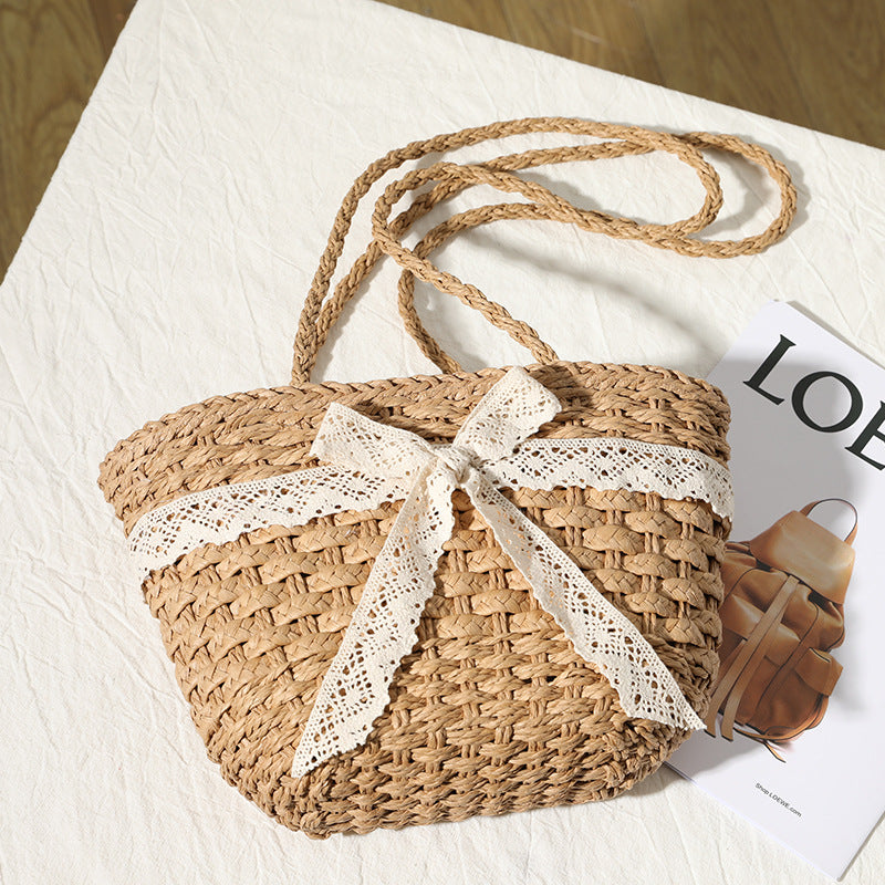 Elegant basket bag with decorative lace trim Skanto