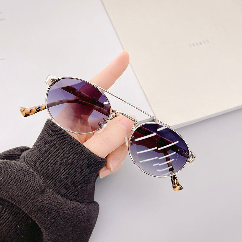 Women's fashionable sunglasses in stylish round design with gold accents Skanto