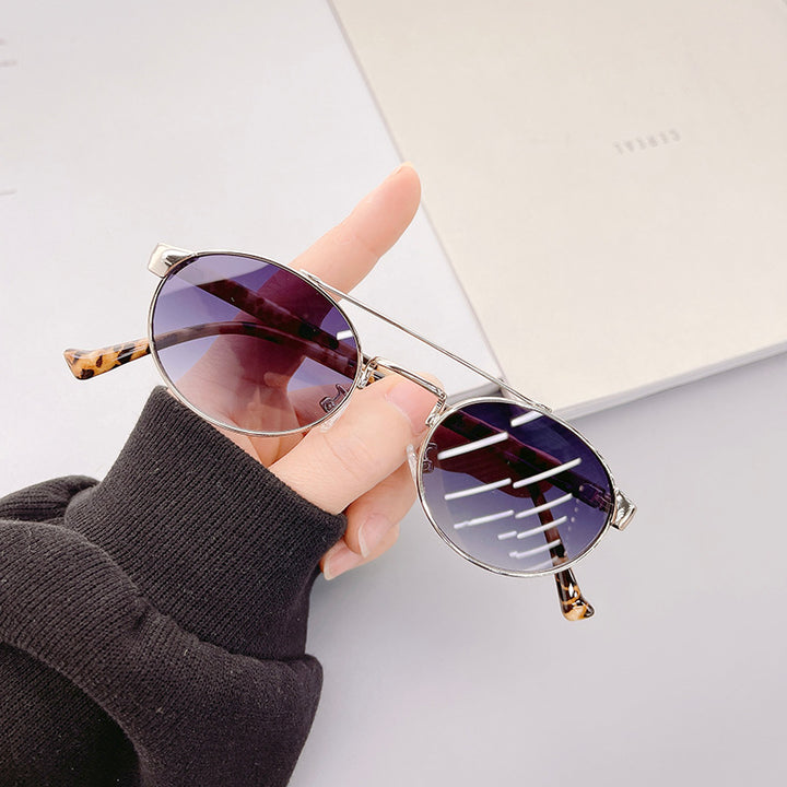 Women's fashionable sunglasses in stylish round design with gold accents Skanto