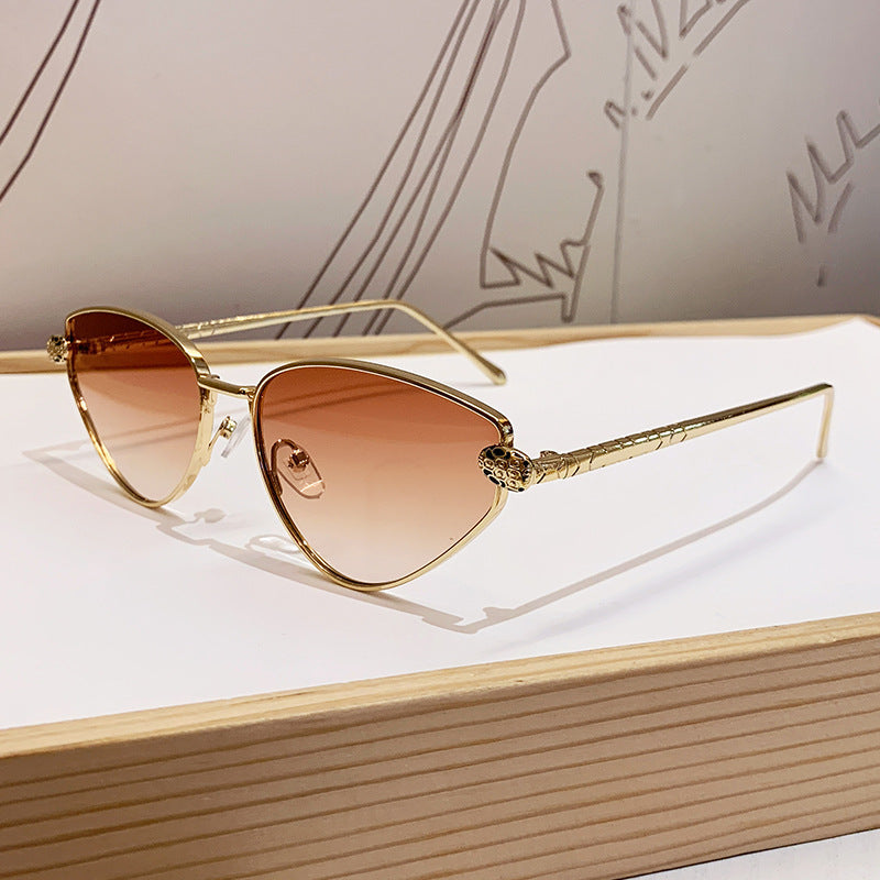 Dame designer solbrille med stilig cat-eye design og luksuriøs ramme Skanto