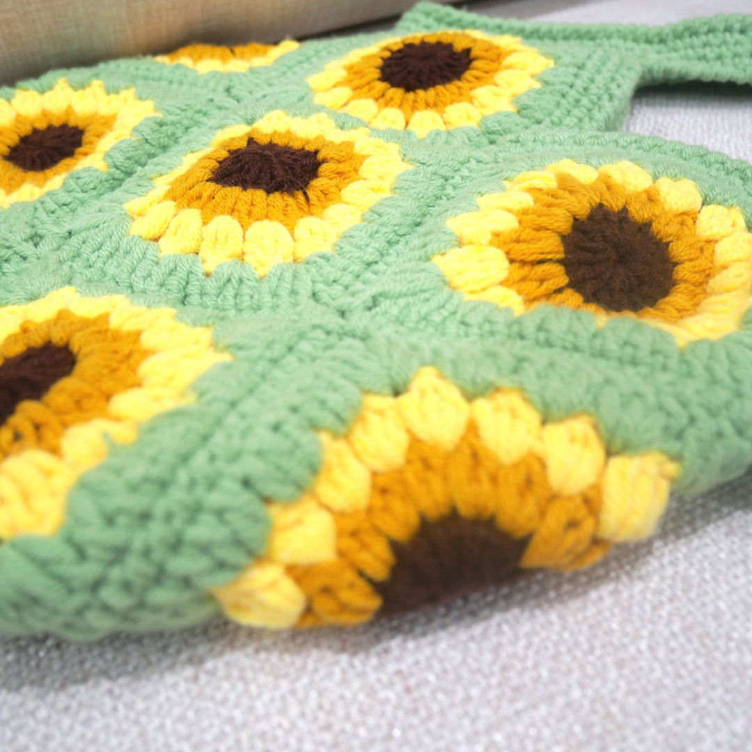 Håndlaget makramee skulderveske med blomsterdesign Skanto