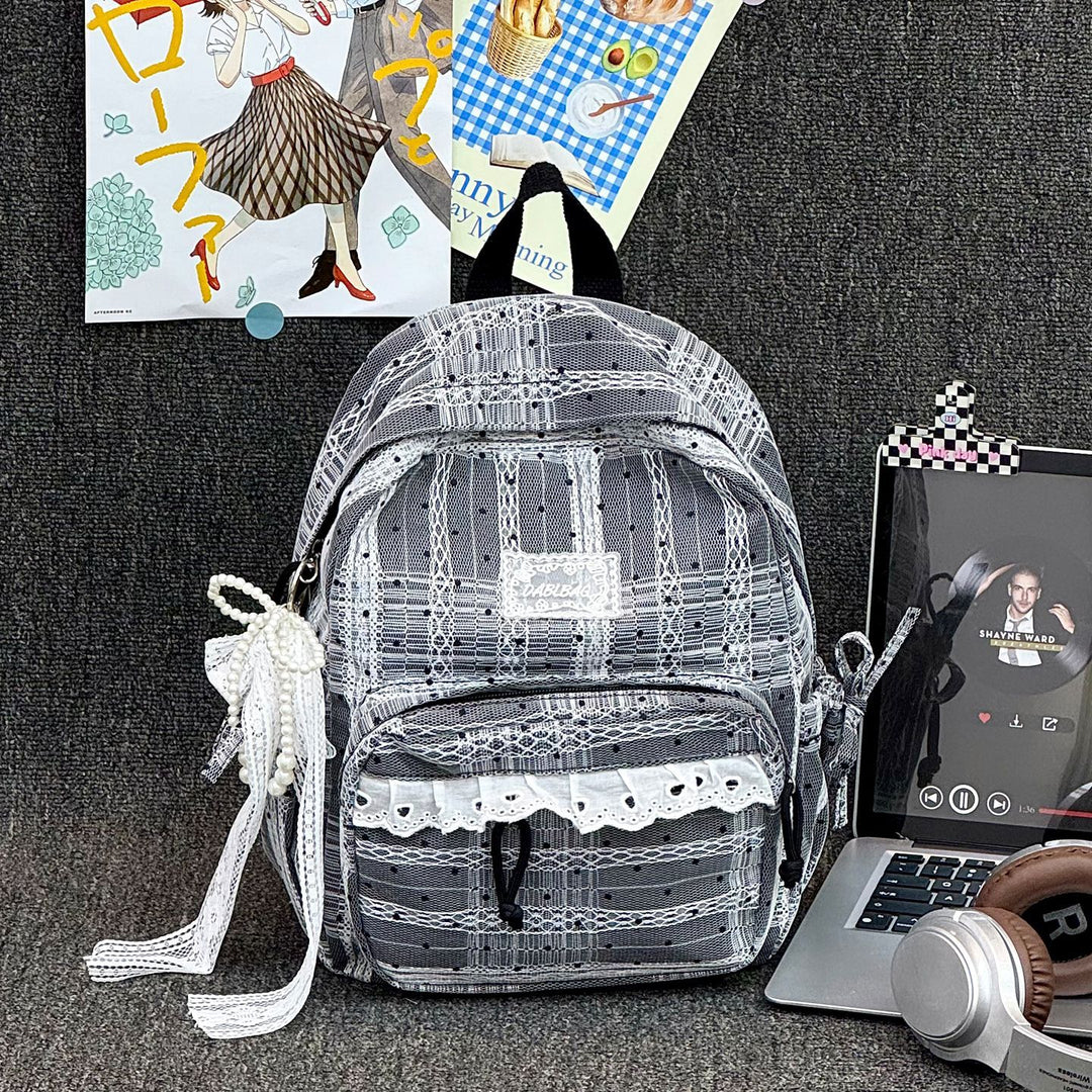 Sjarmerende prikkete skoleveske med blonderkante