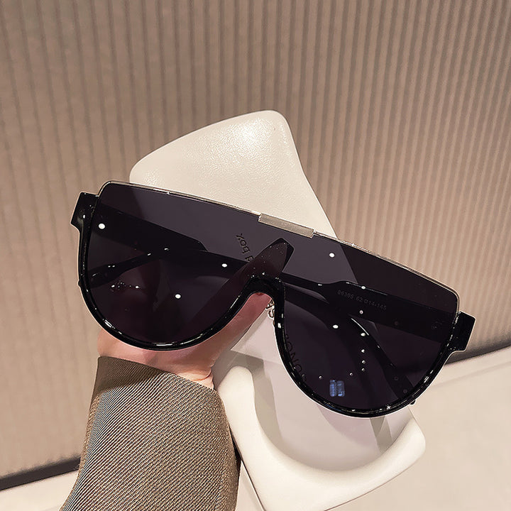 Dame Fashion-solbrille med futuristisk skjold-design Skanto