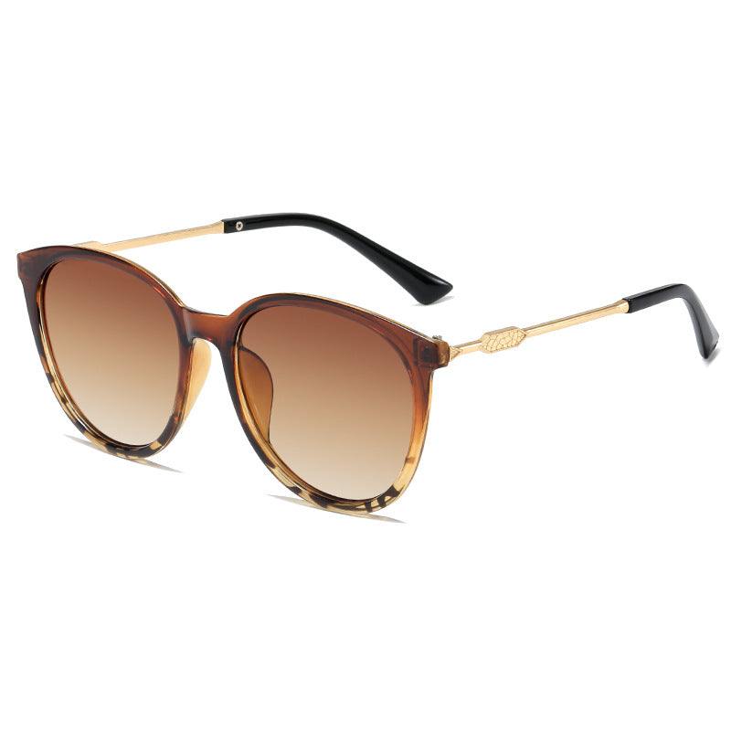 Dame Moderne Cat-Eye Solbriller med speilende glass Skanto