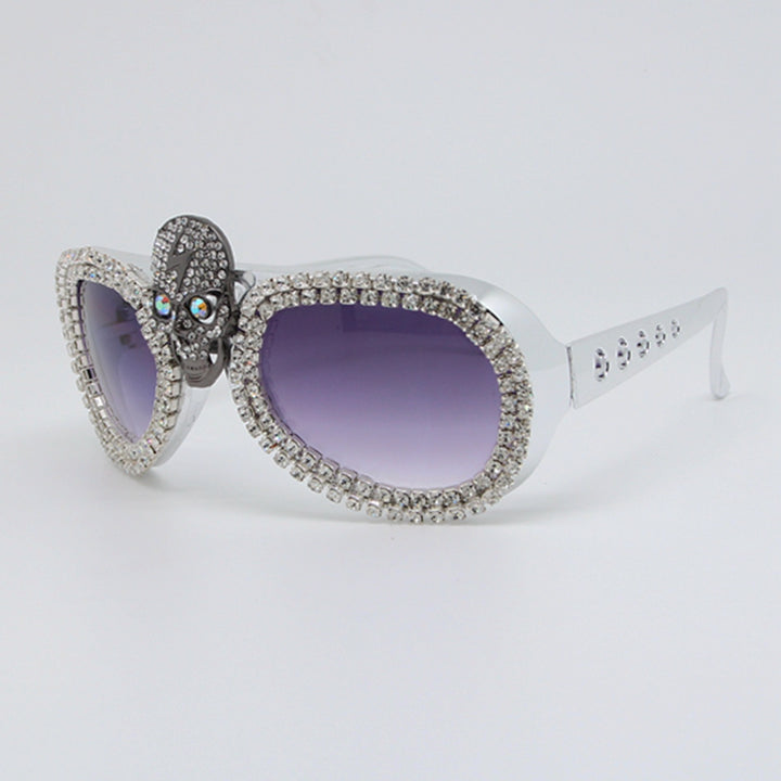 Dame statement-solbrille med uvanlig hodeskalle-design og glitrende strassramme Skanto