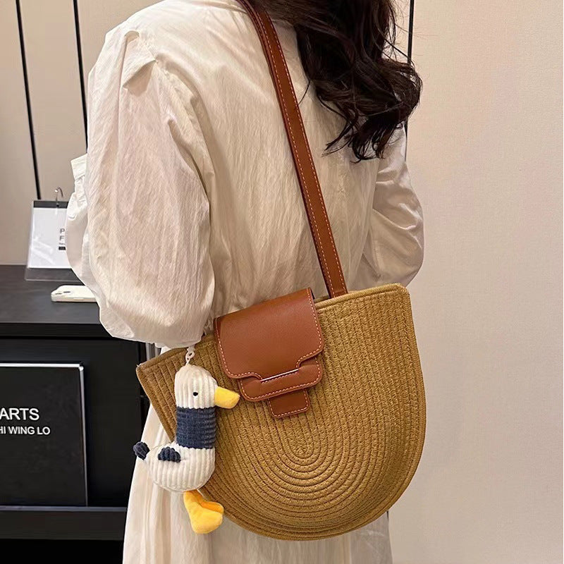 Modern tote bag made of woven material with playful pendant Skanto