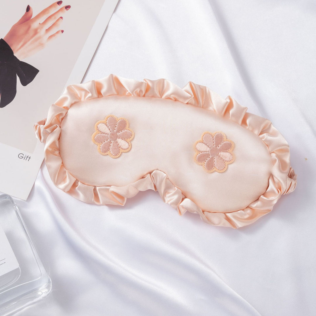 Dame nan brodert satinsovemaske med rynket volangkant og myk polstring Skanto