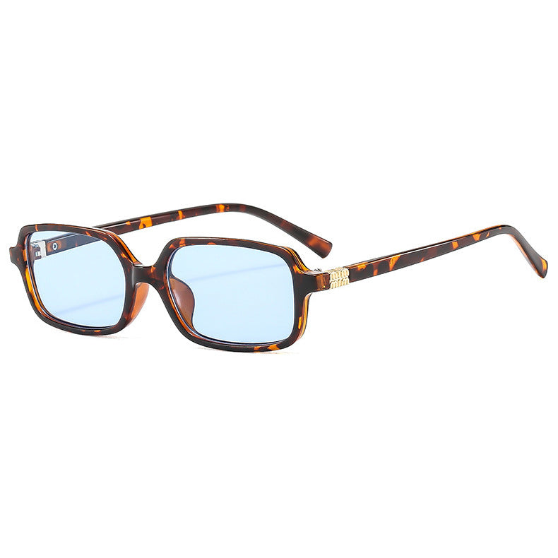 Dame moteriktig solbrille med elegant plastramme og originalt design Skanto