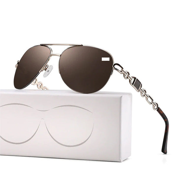 Dame aviator solbrille med moteriktig kjededetalj Skanto