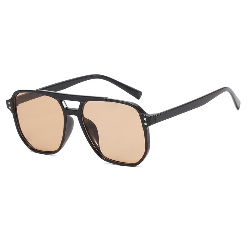 Dame moteriktig solbrille med kantet ramme Skanto