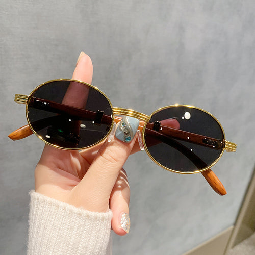 Dame moteriktig solbrille med elegant glans og komfortable stenger Skanto