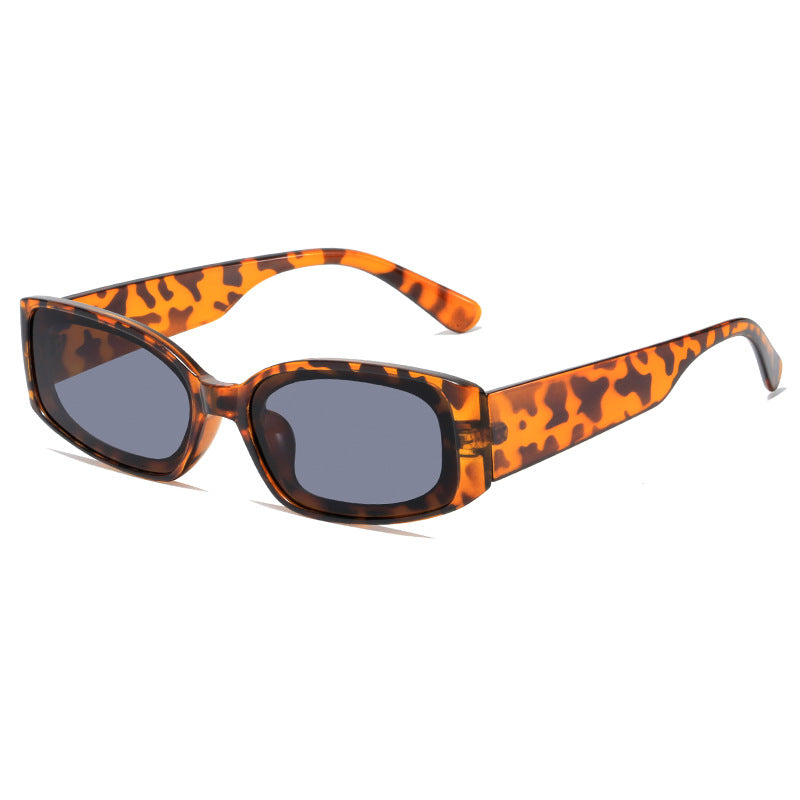 Dame moteriktig solbrille i futuristisk design Skanto