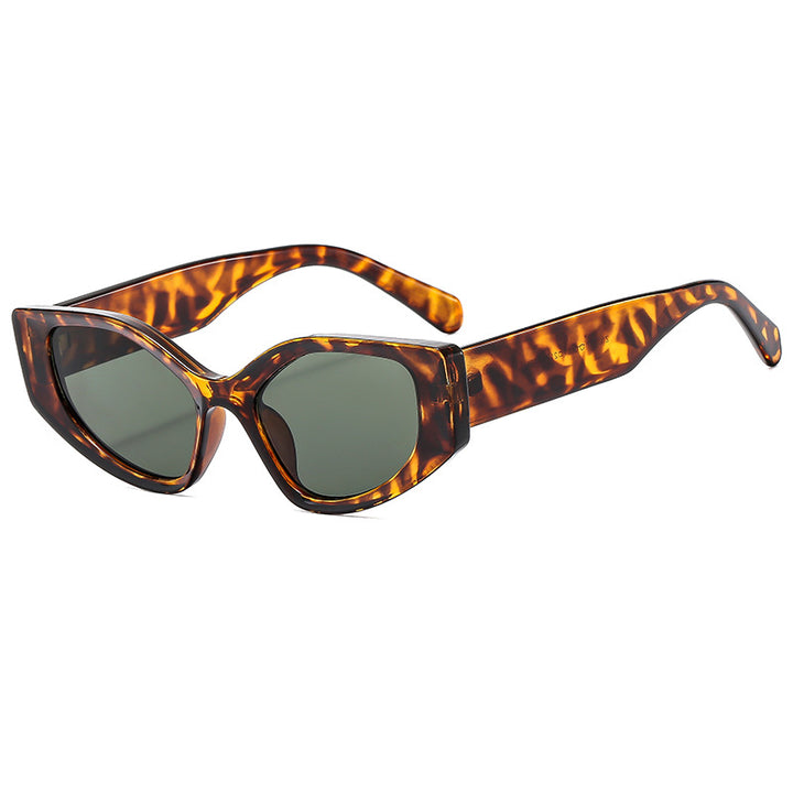 Dame moteriktig solbrille med moderne, vidvinklet ramme Skanto