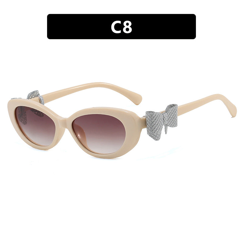 Dame moteriktig solbrille med lekent sløyfedesign Skanto
