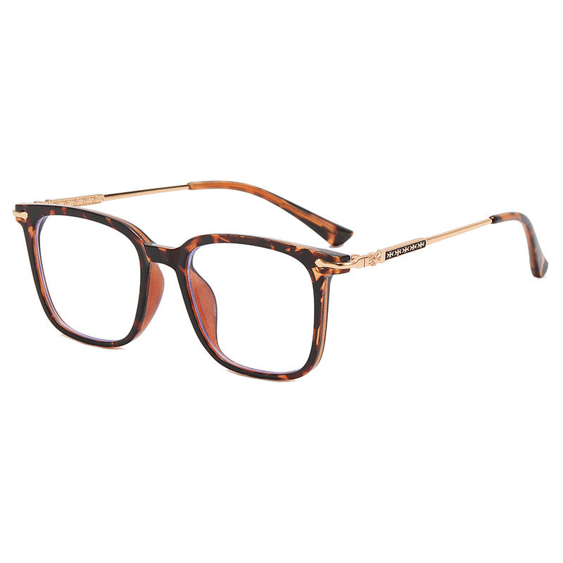 Dame moteriktig solbrille med elegant ramme og kontrasterende glass Skanto