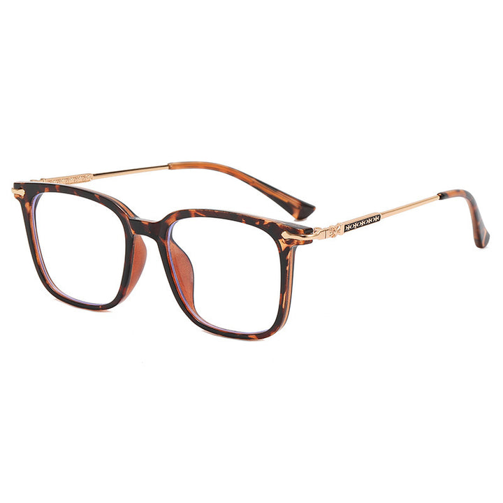 Dame moteriktig solbrille med elegant ramme og kontrasterende glass Skanto
