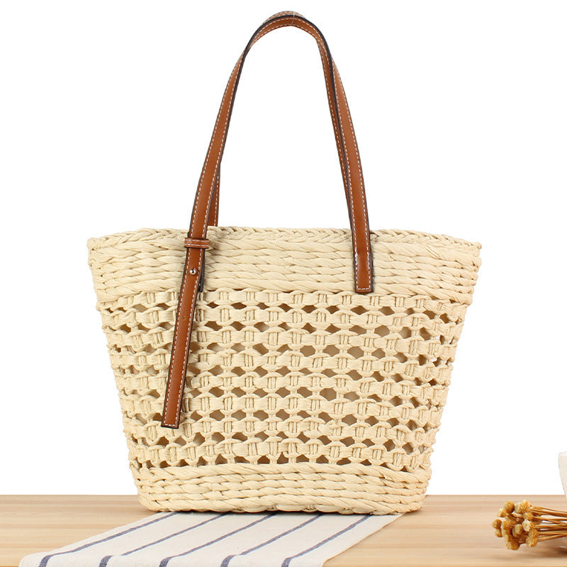 Woven natural material handbag with comfortable carrying handle Skanto