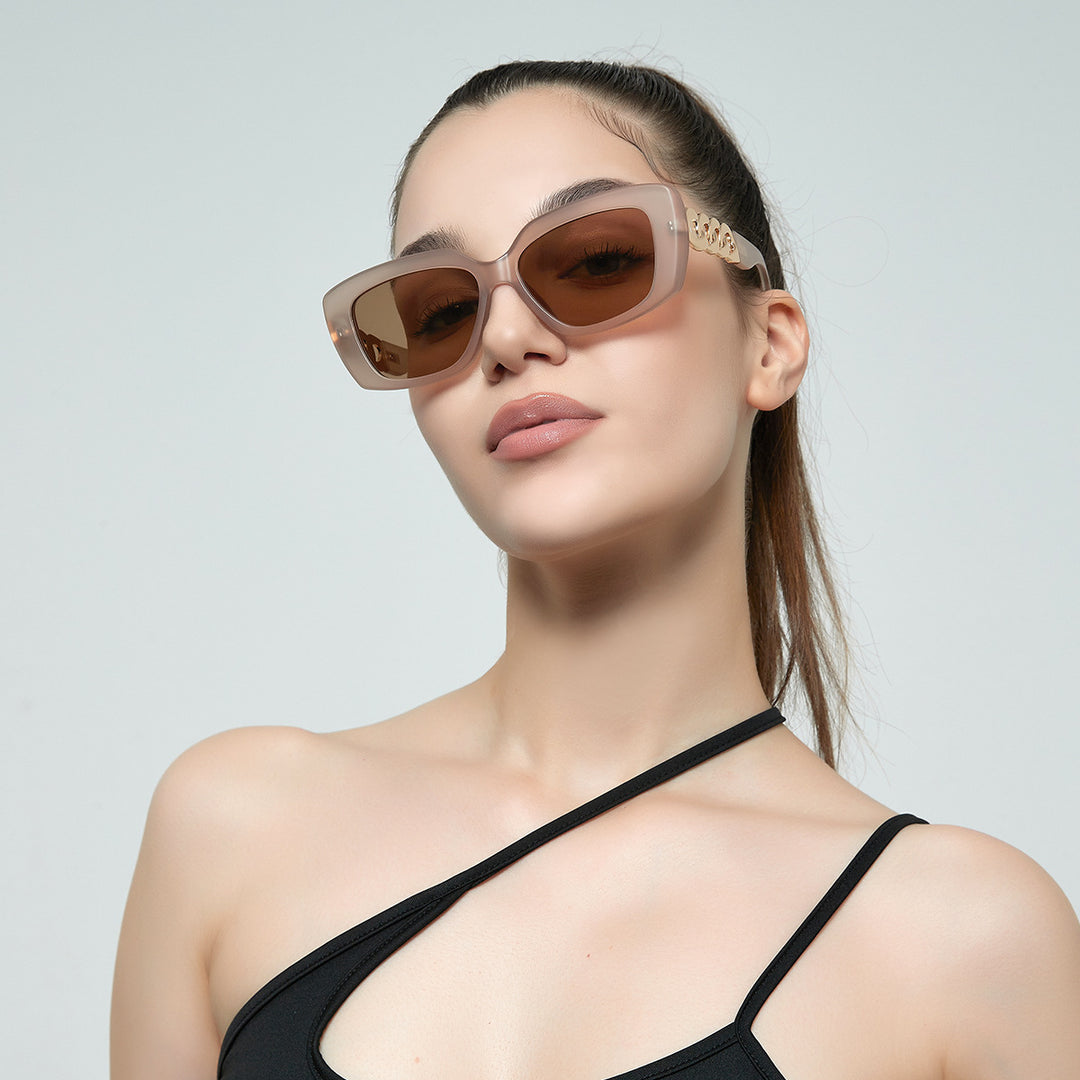 Dame elegant kvadratisk solbrille med gullutstyrt ramme Skanto