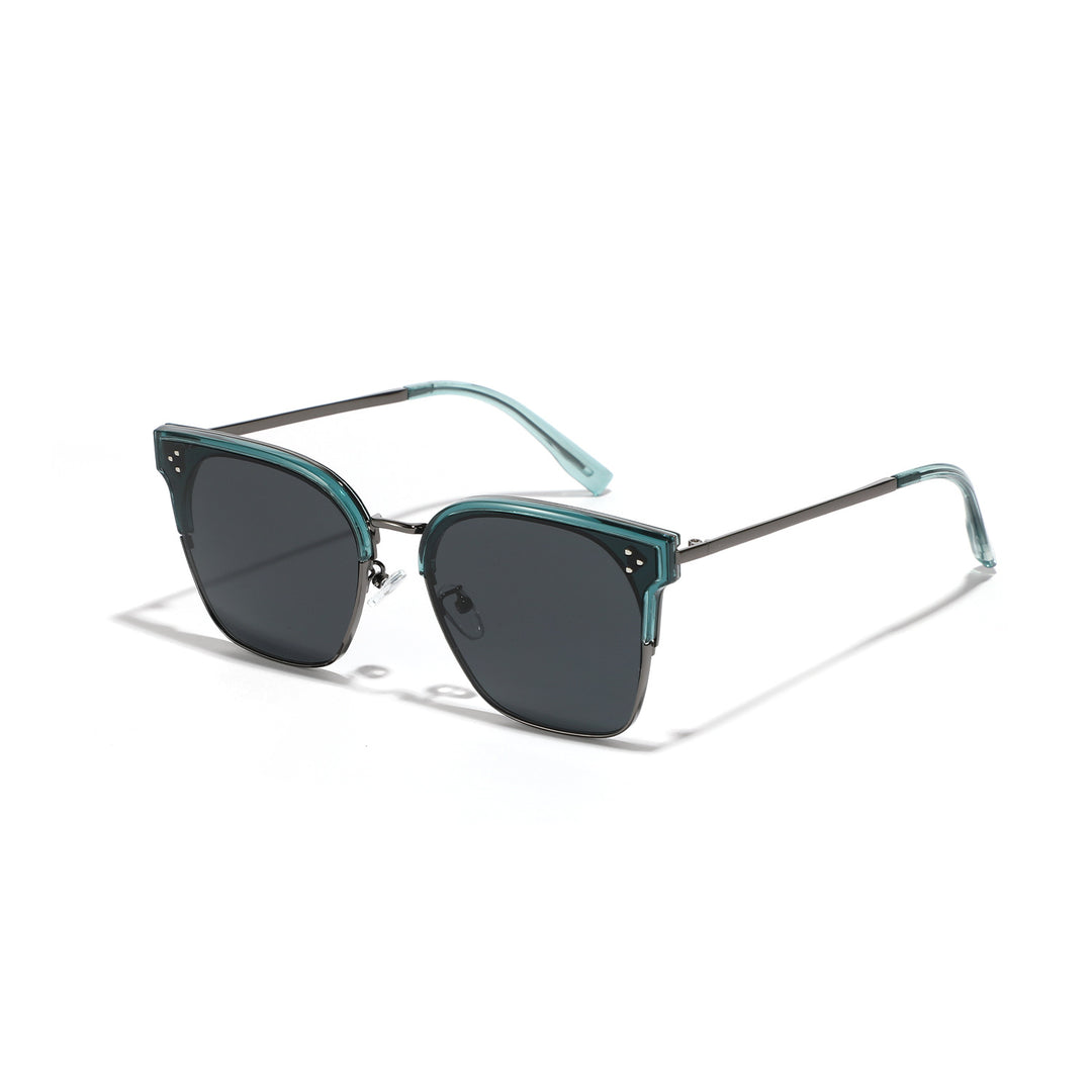 Dame moteriktig solbrille med markant design og kontrastfylt ramme Skanto