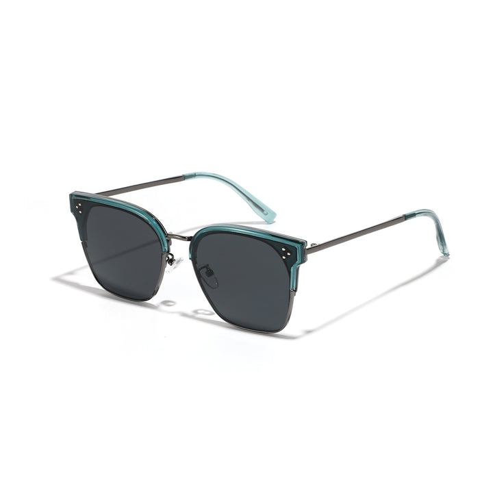 Dame moteriktig solbrille med markant design og kontrastfylt ramme Skanto