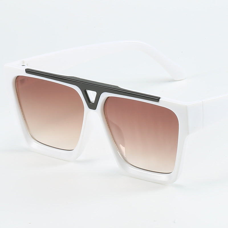 Dame moterik oversized solbrille med stilige gullaccent Skanto