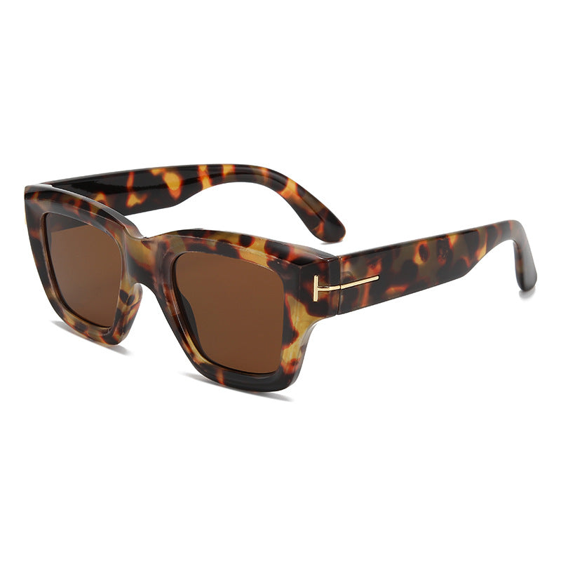 Dame moteriktig firkantet solbrille med UV-beskyttelse og elegant design Skanto
