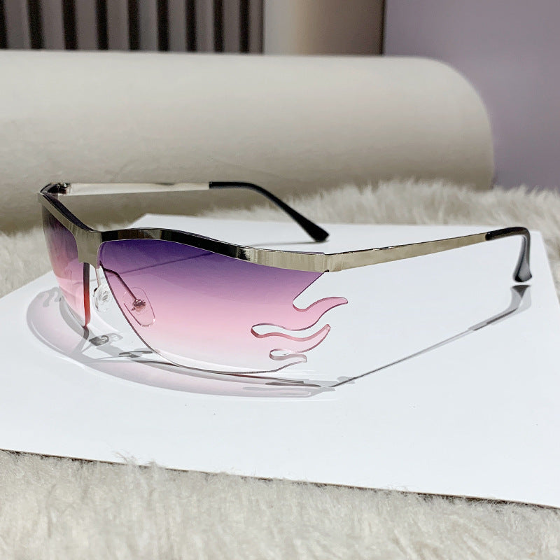 Dame trendy solbrille med innovativ flammeinnramming Skanto
