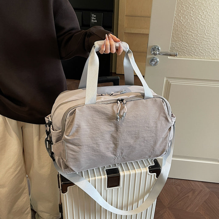 Sporty reiseveske med flere praktiske rom