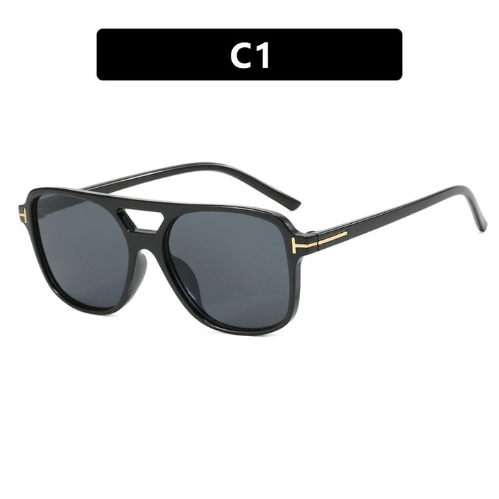 Dame moteriktig solbrille i stilfull ramme Skanto