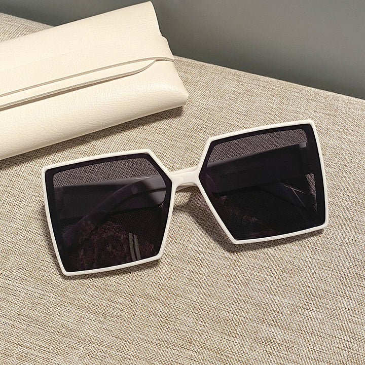 Dame kvadratisk solbrille med robust ramme og stillegant design Skanto