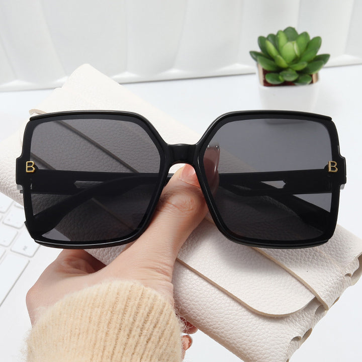 Dame moteriktig oversized solbrille med ekstravagante aksenter Skanto