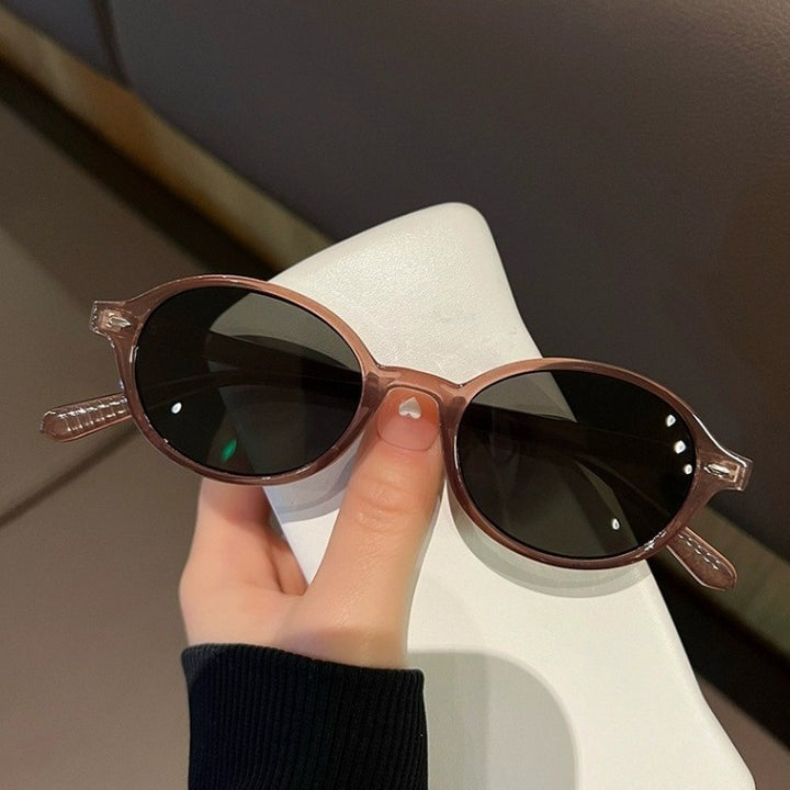 Dame modische solbrille i elegant ovaldesign Skanto