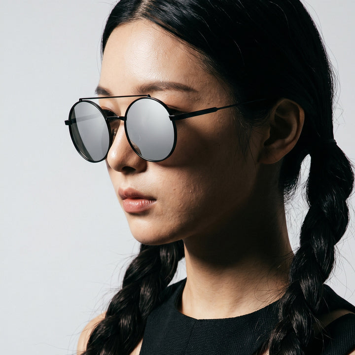 Dame rund solbrille med moteramme Skanto