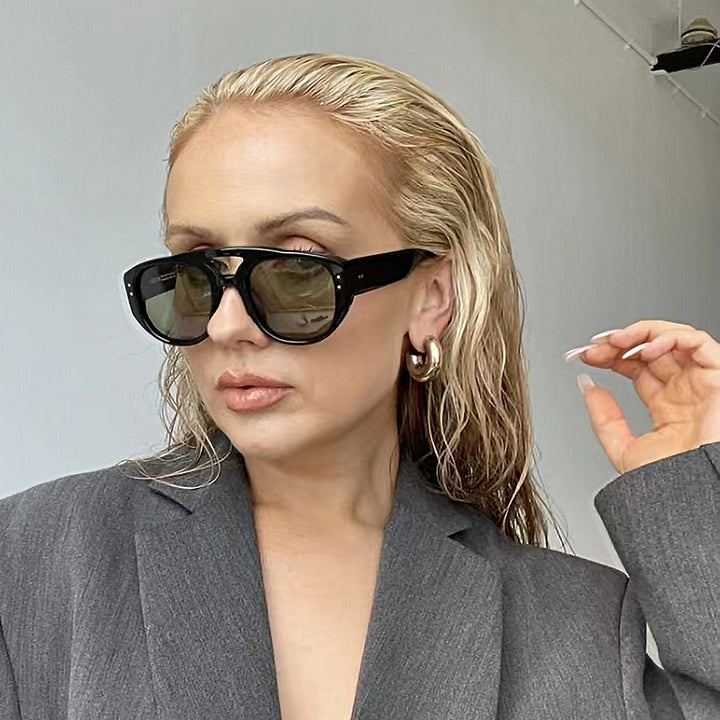 Dame oversized solbrille med moderne, strukturert ramme Skanto