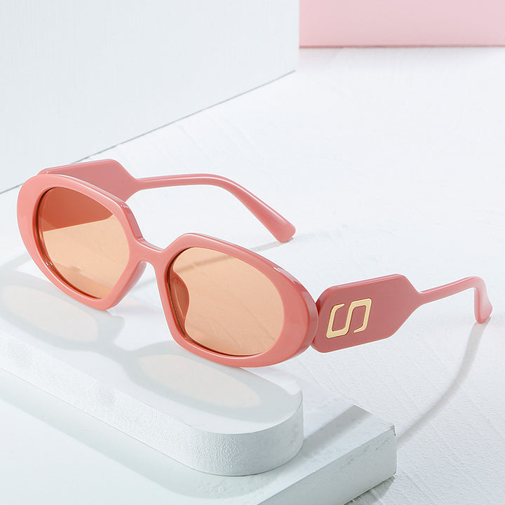 Dame moteriktig solbrille med unikt design og stilfull logo Skanto