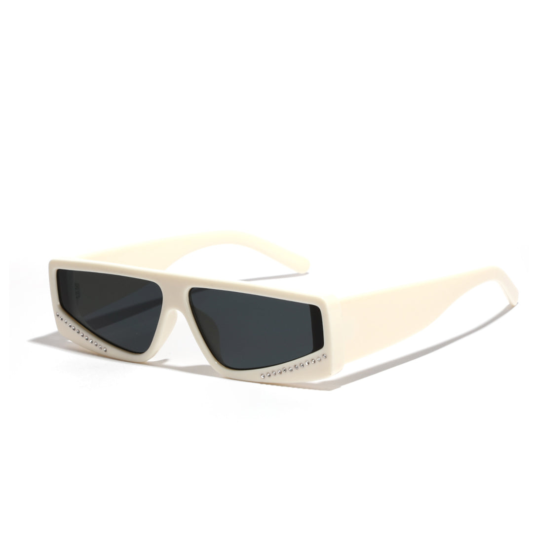 Dame oversized solbriller med futuristisk form og stilige dekorasjoner Skanto