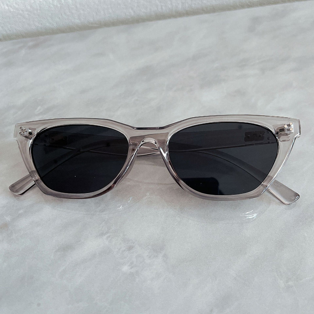 Kvinne moteriktige retro solbriller med elegant design Skanto