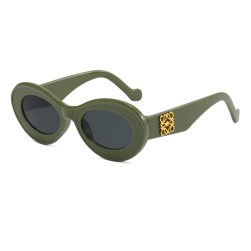 Dame moteriktig solbrille med oval ramme og gullapplikasjoner Skanto