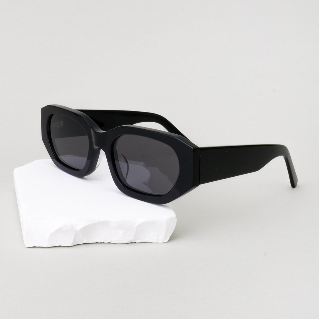 Dame moteriktig solbrille i stilfull, oversized design Skanto