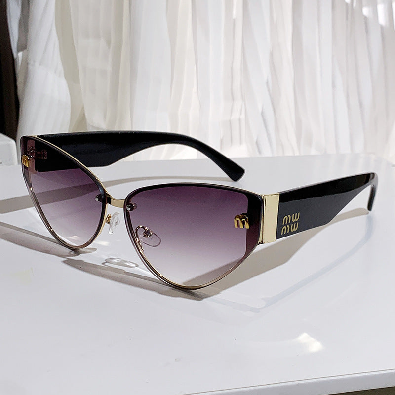 Dame Cat-Eye solbrille med luksuriøs ramme og speilbelagte linser Skanto