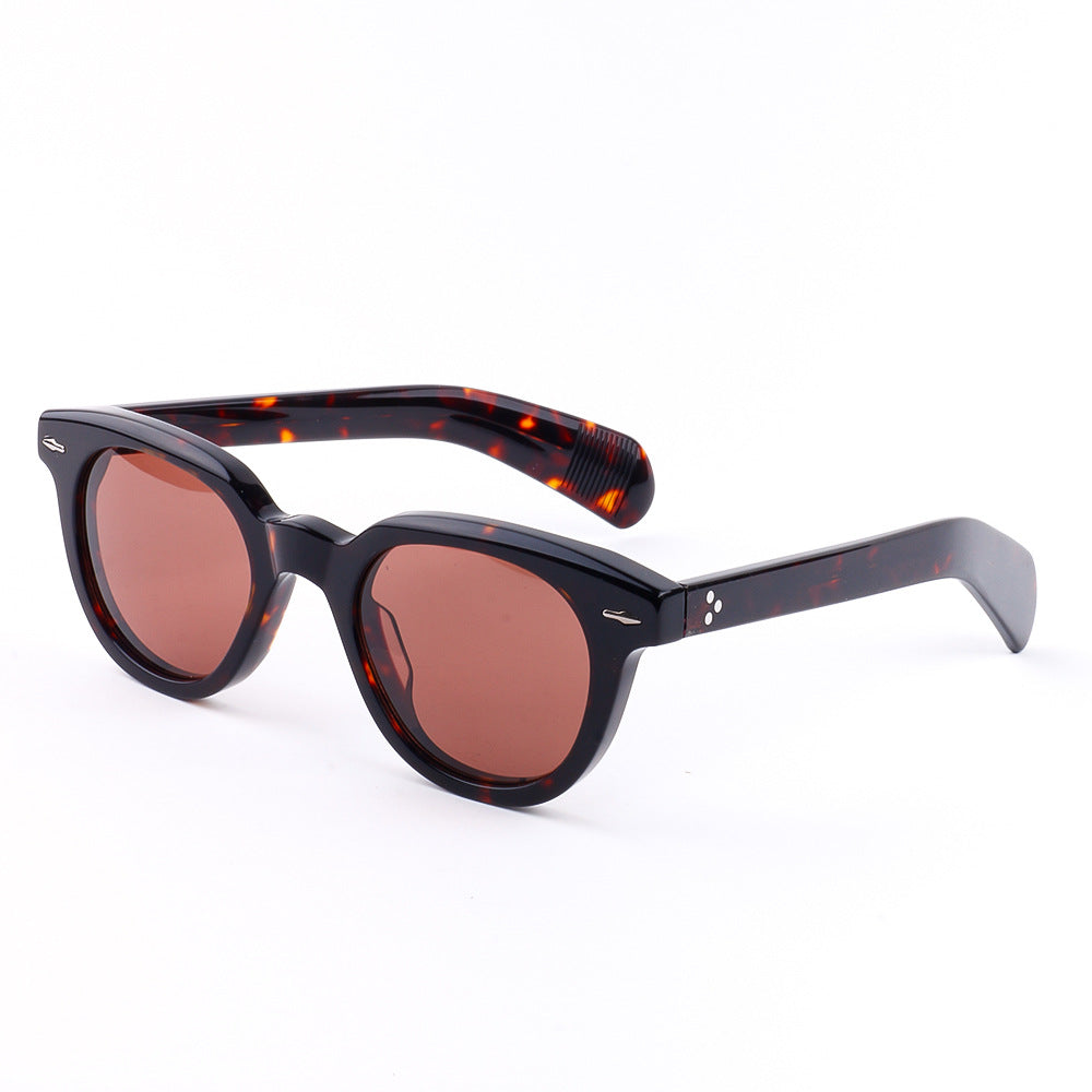 Dame solbrille i elegant, feminin design med høyverdig plastramme Skanto