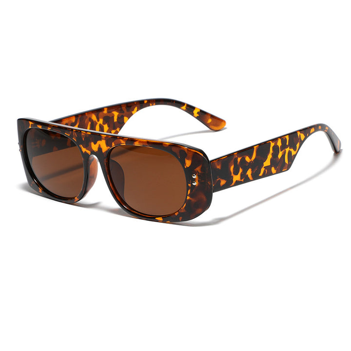 Dame moteriktig solbrille med transparant og geometrisk ramme Skanto