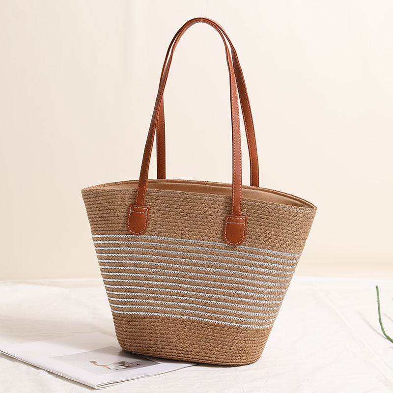 Elegant Woven Bag with Leather Accents Skanto