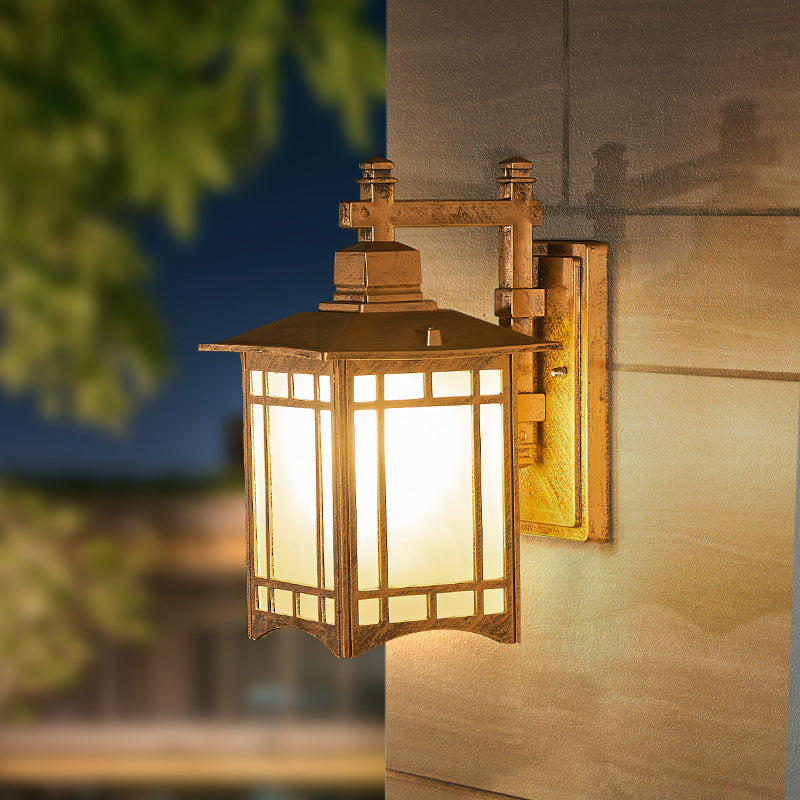 Moderne, vanntett solcelledrevet vegglampe laget av aluminium formet som en kinesisk paviljong med én lyskilde