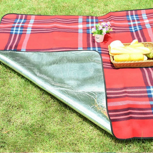 Picknickteppe med vannavvisende underside og lettstelte materialer Skanto