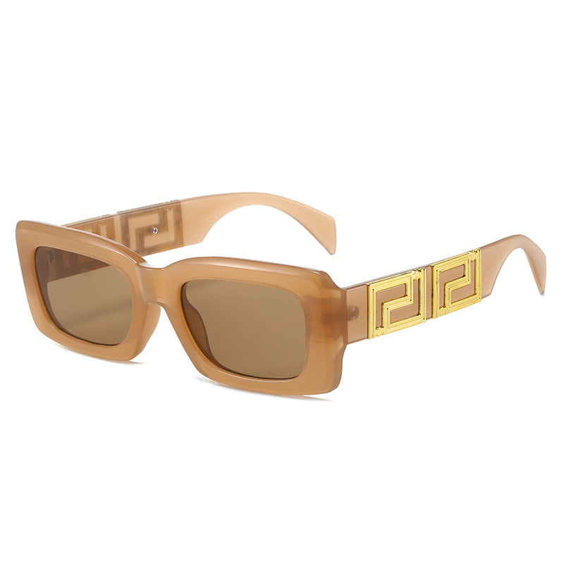 Damer elegant firkantet solbrille med luksuriøs gullaccent Skanto