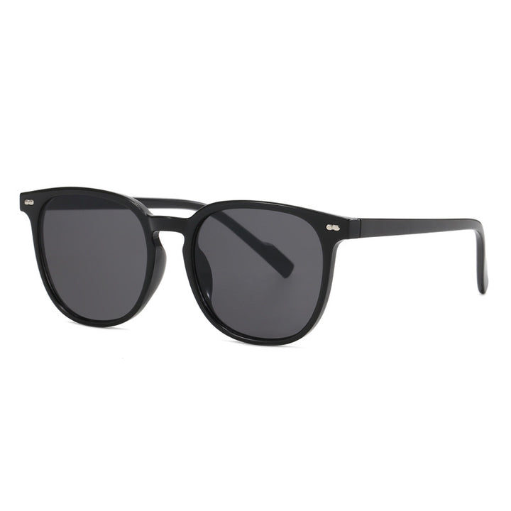 Dame stylish solbrille med transparent ramme og elegant design Skanto