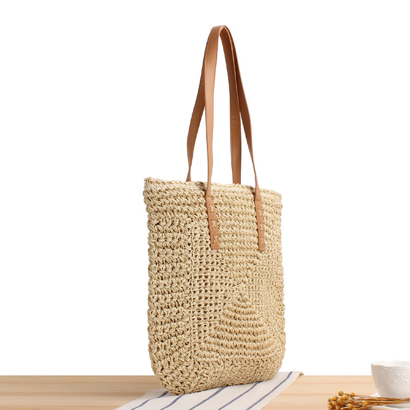 Bag made of braided natural material with soft leather handles Skanto